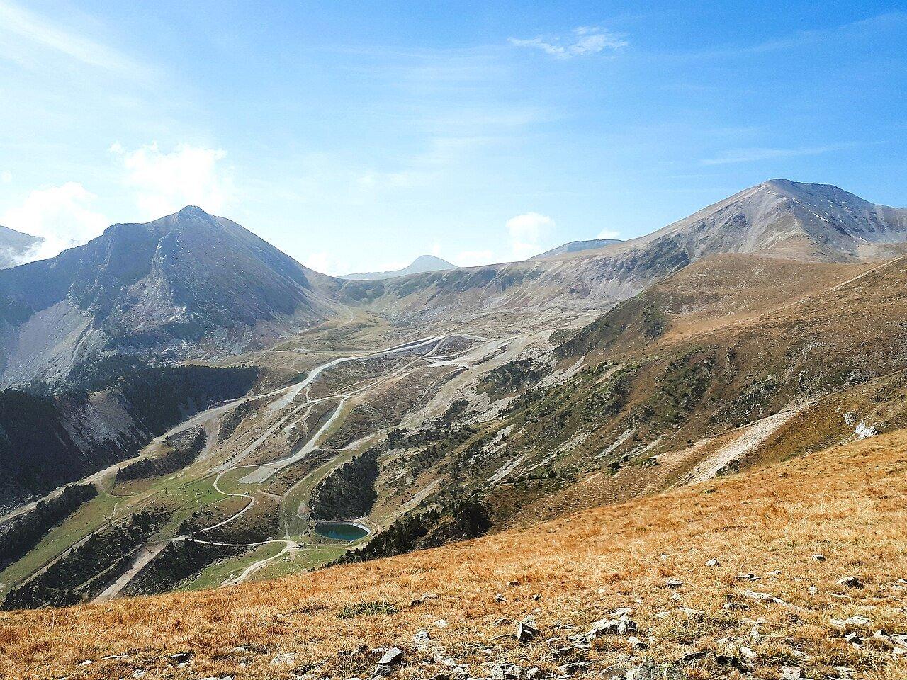 The Ulldeter basin between Gra de Fajol and Bastiments in snow-free conditions